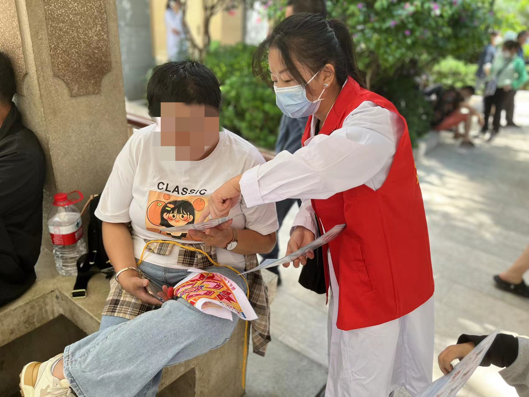 志愿者开展健康宣教-医技楼一楼_副本 志愿者开展健康宣教-医技楼一楼_副本