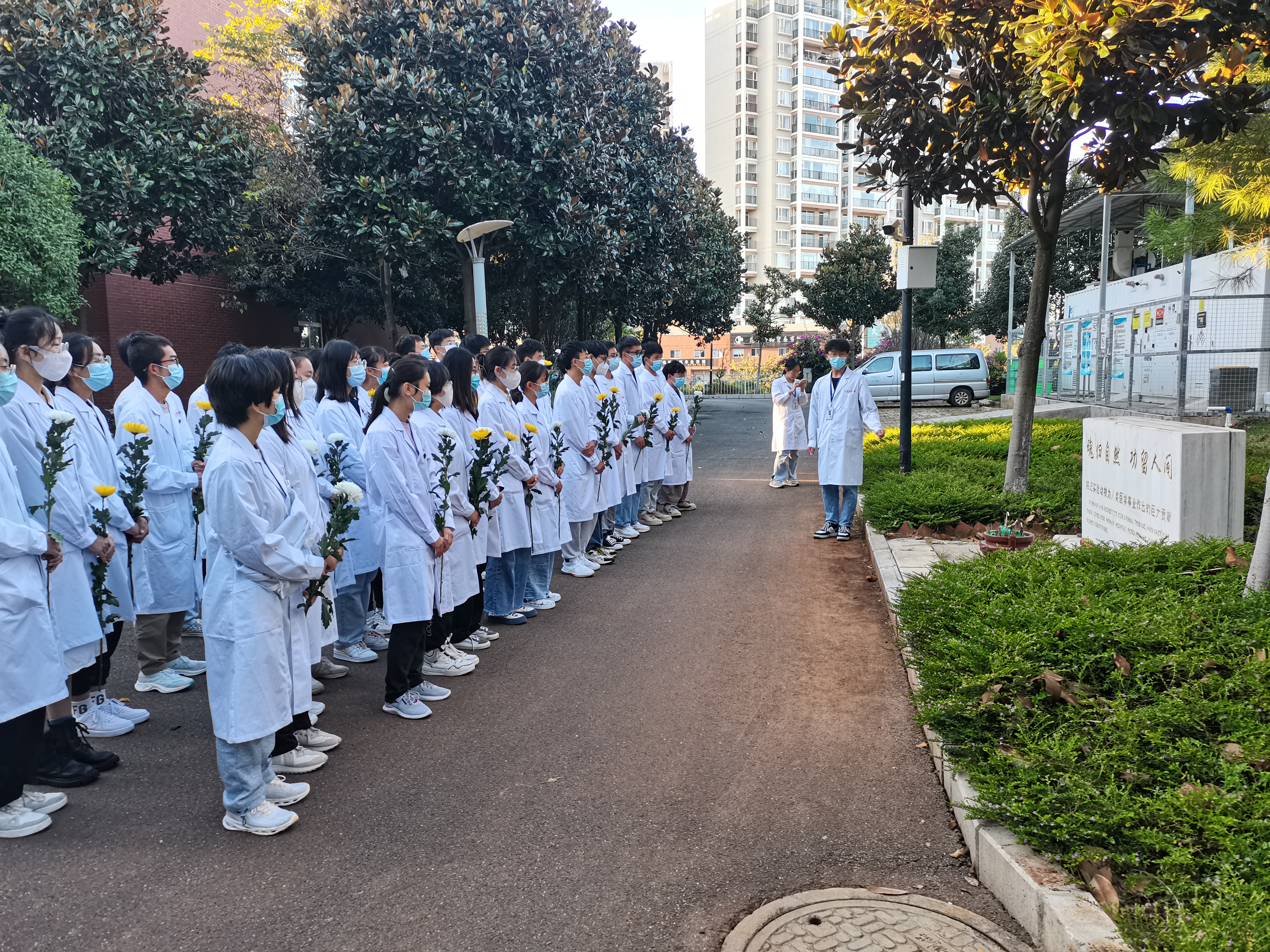 学生在动物实验纪念碑前学习