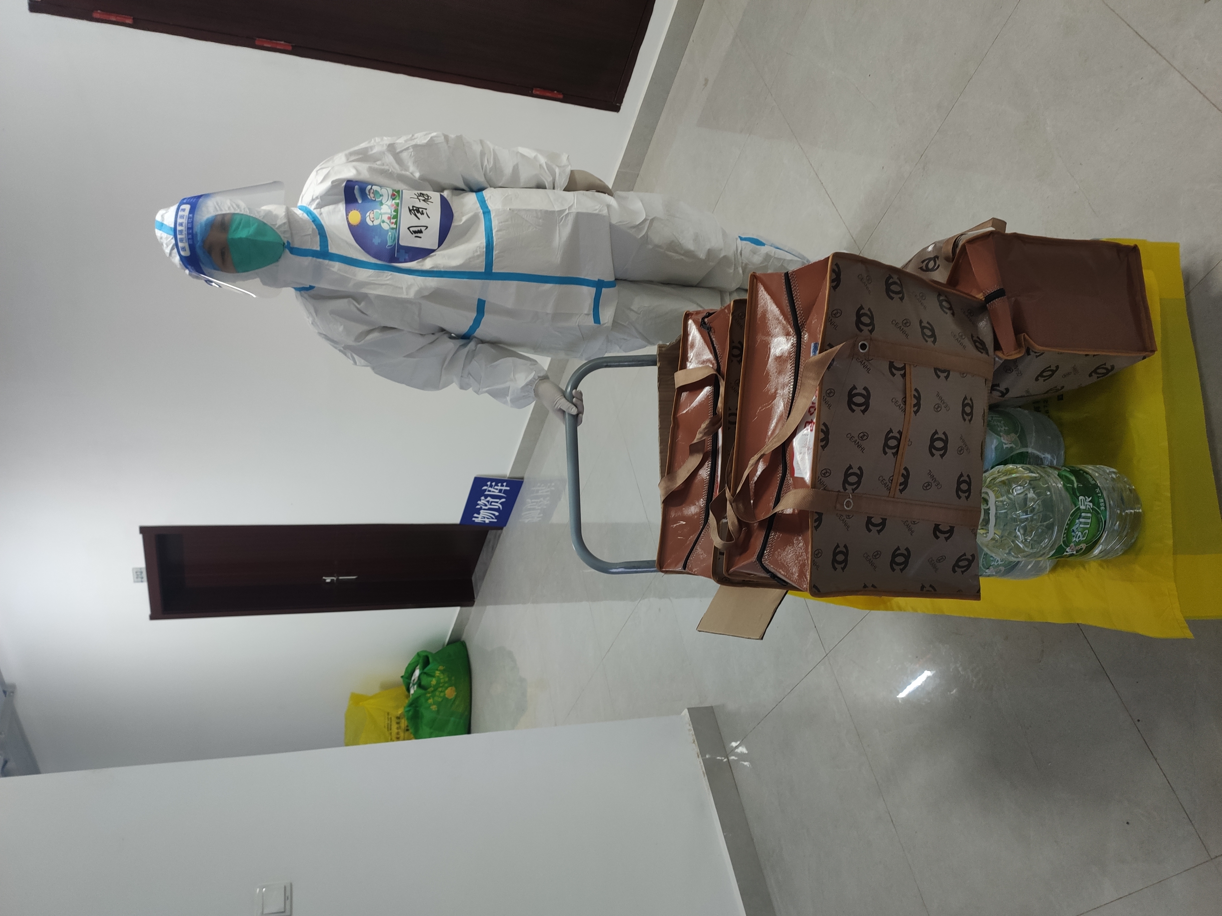 辅导员进驻隔离点为涉疫学生服务